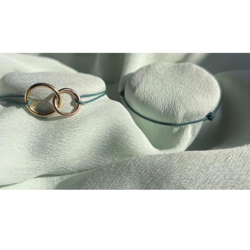 Pulsera macramé aros de oro Eyhses, vista lateral