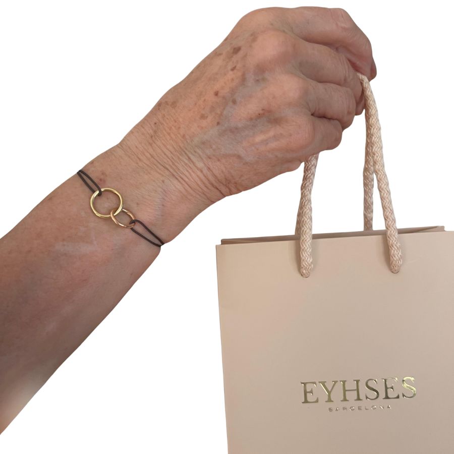Pulsera macramé aros de oro Eyhses, vista bolsa