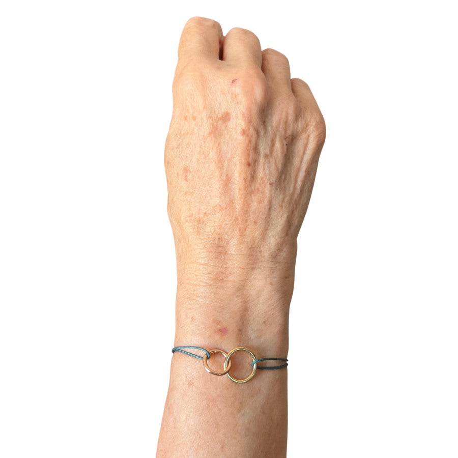 Pulsera macramé aros de oro Eyhses, vista brazo