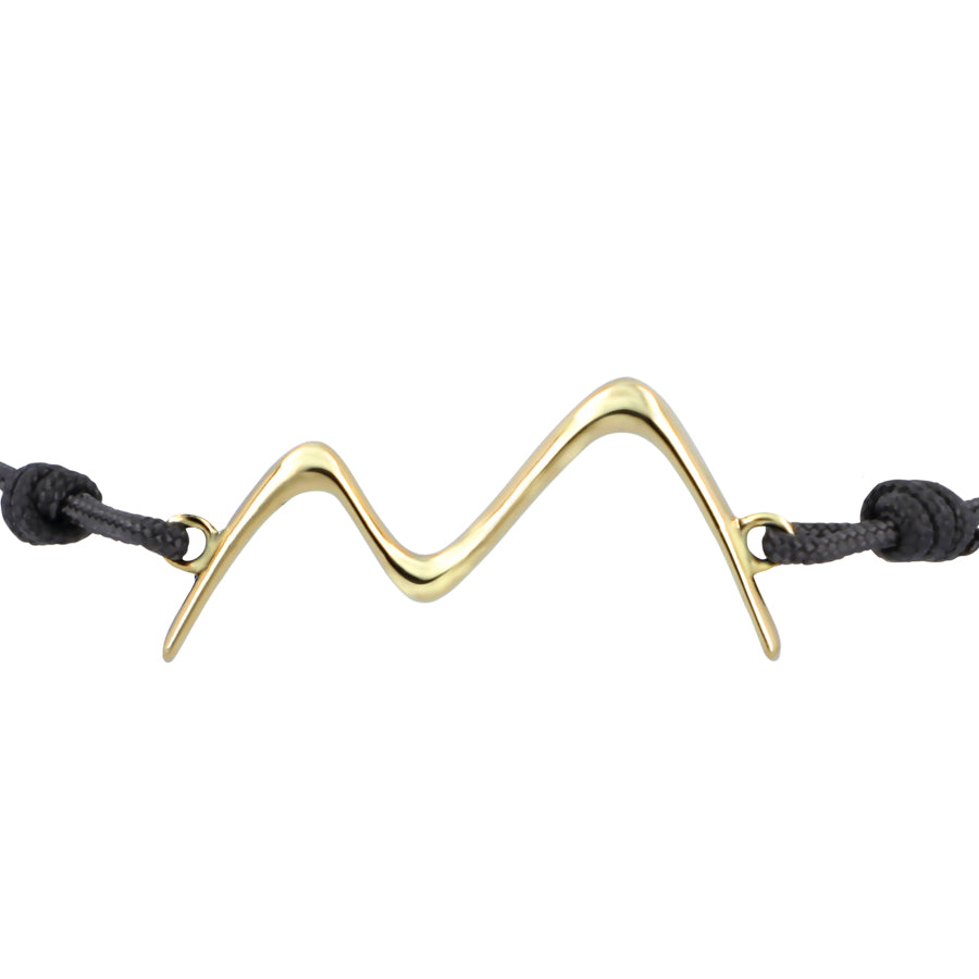 Pulsera macramé oro Eyhses con letra grabada, vista zoom