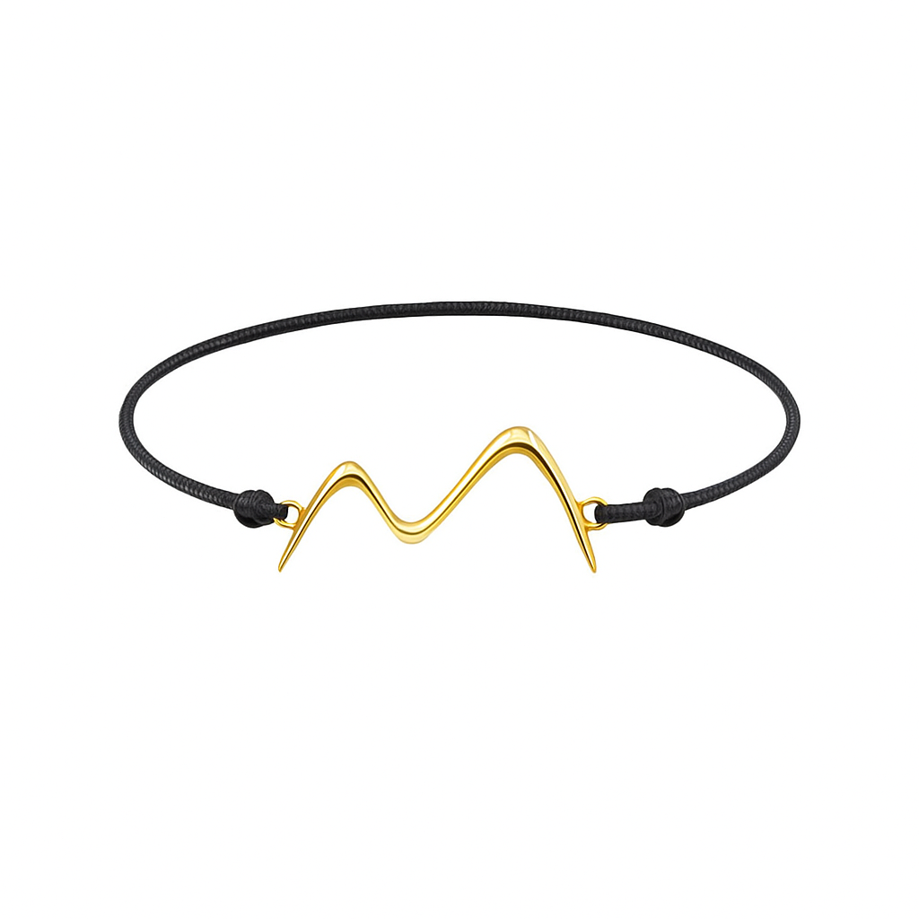Pulsera macramé oro Eyhses con letra grabada, vista frontal