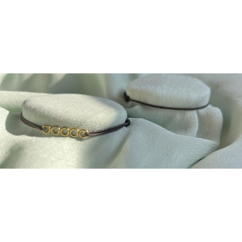 Pulsera macramé anillas de oro diseño Eyhses, vista lateral