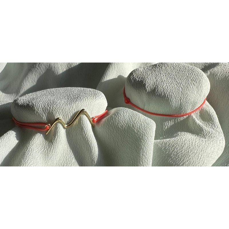 Pulsera macramé oro Eyhses con letra grabada, vista lateral