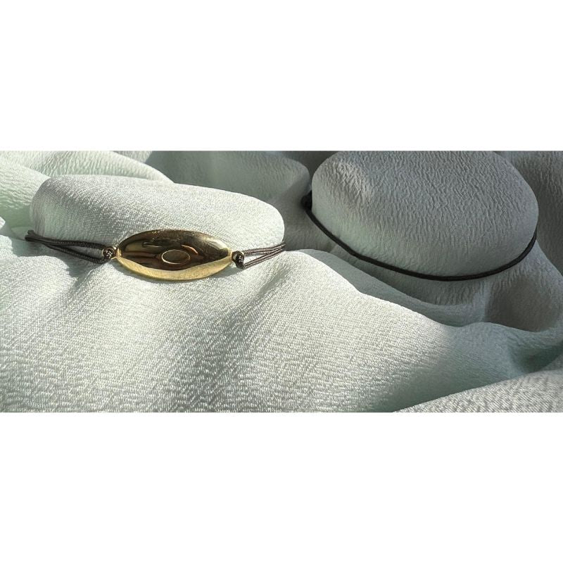 Pulsera macramé con elipse de oro Eyhses, vista lateral